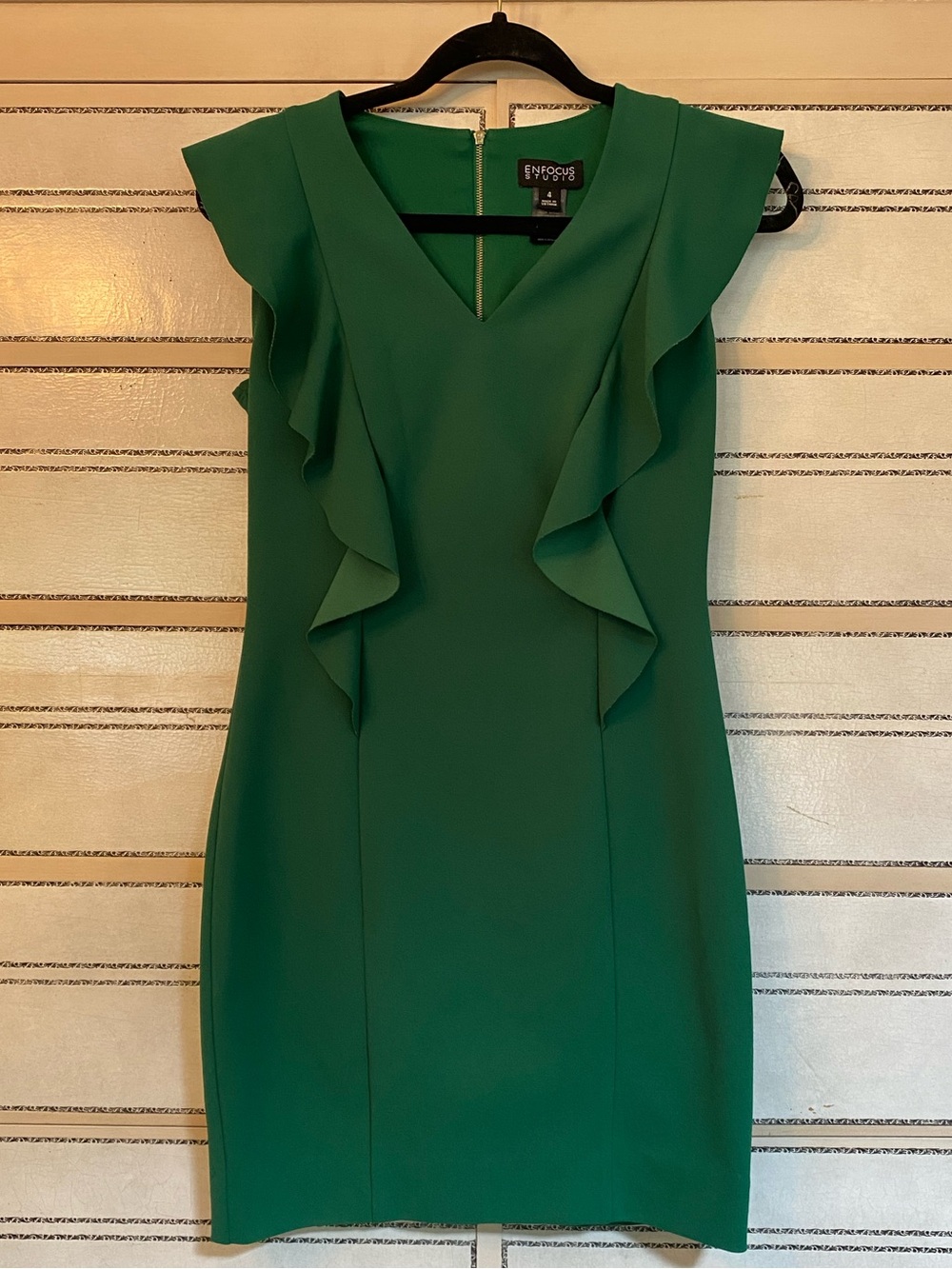 Gorgeous ENFOCUS Women's Green Ruffle V-Neck Knee-Length Dress. Size 4